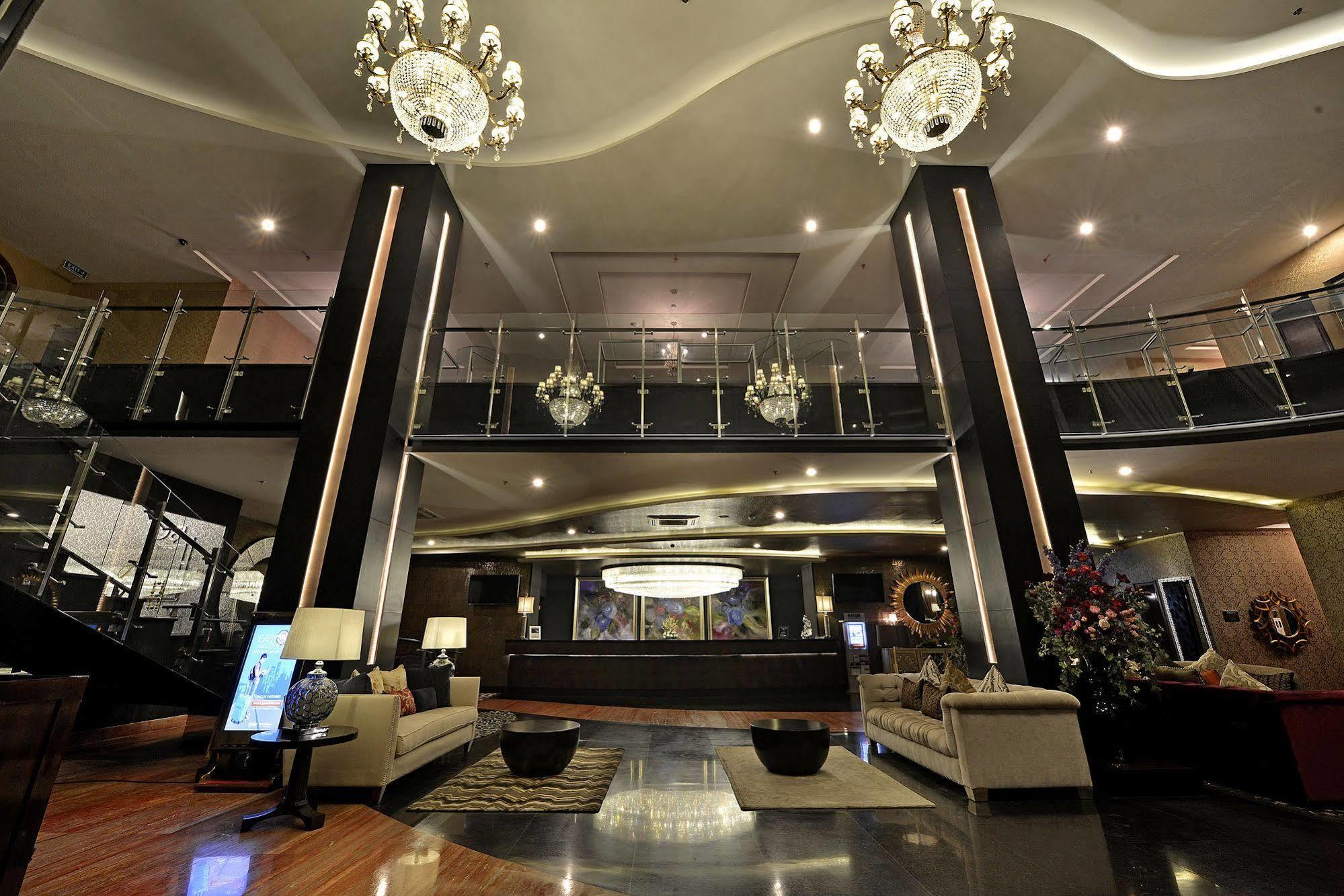 Hotel Amaroossa Grande à Bekasi Extérieur photo
