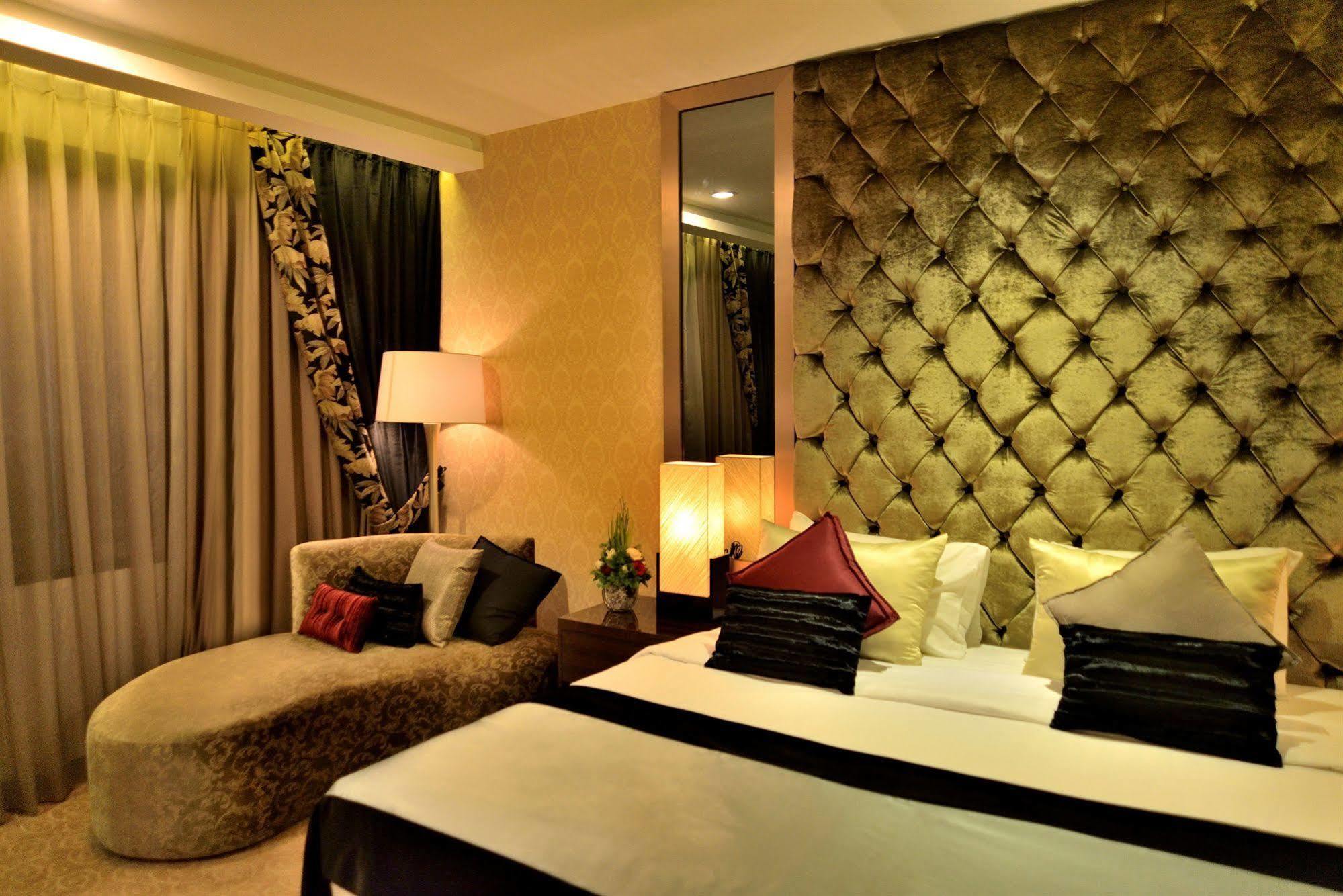 Hotel Amaroossa Grande à Bekasi Extérieur photo
